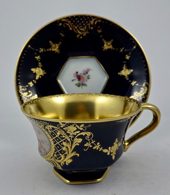 Popular Hutschenreuther Hohenberg Demitasse Cups and Saucers, Cobalt Blue and Gold, late 19th Century