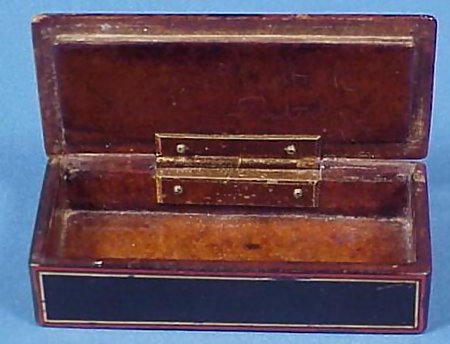 19th cent. Paint Decorated Lacquered Snuffbox