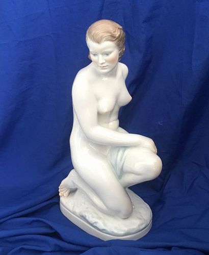 Beautiful Herend HP large Art Deco lady