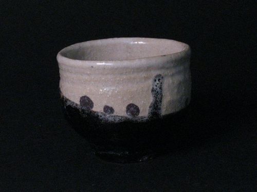 Karatsu-hikiguro sake cup by Dohei Fijinoki the popular artist KARATSU