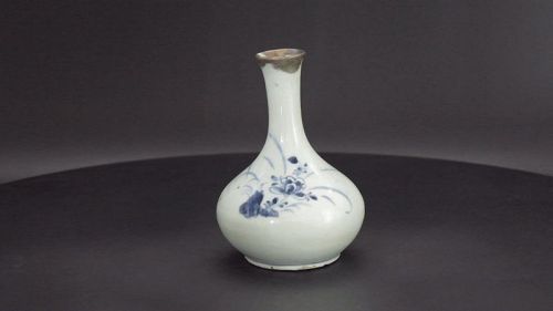 19th century Joseon "Bun-in" blue & white flower painting small pot
