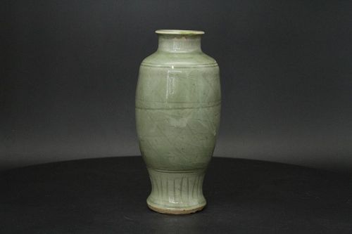17th century Ming " 龍泉窯”　Long guan yao Celadon vase