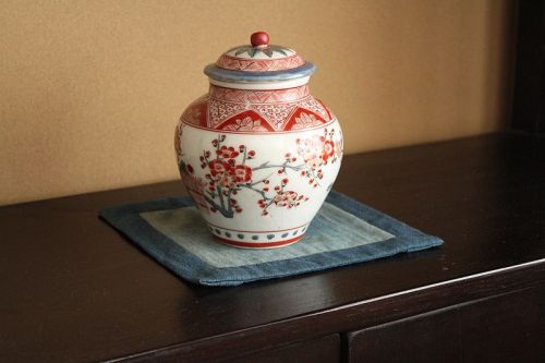 18th century Imari Kakiemon-style Polychrome Pot with rid