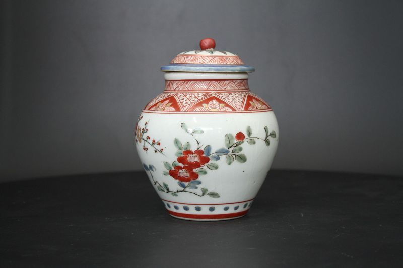 18th century Imari Kakiemon-style Polychrome Pot with rid