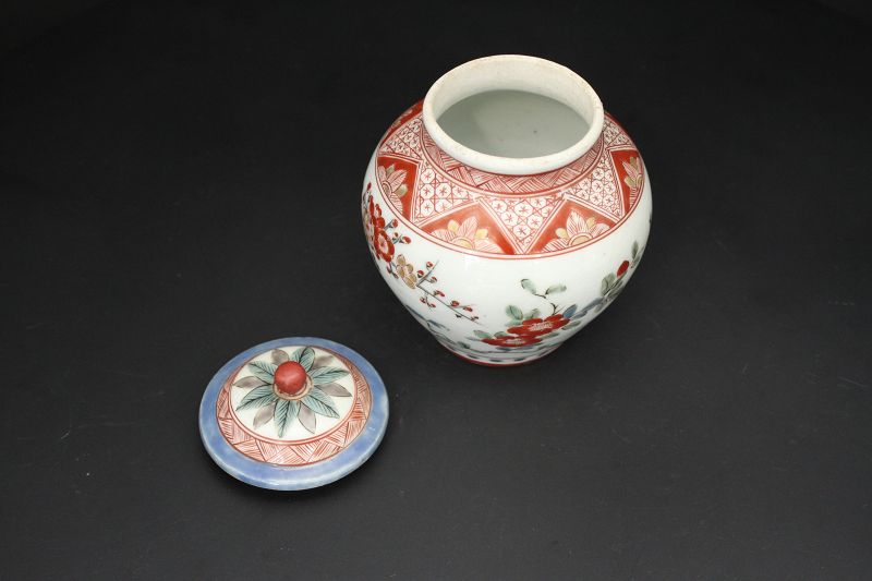 18th century Imari Kakiemon-style Polychrome Pot with rid