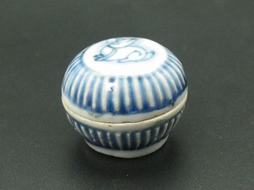 17th century MIng, Blue & white "Looking back rabbit" incense box