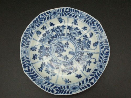 17th century Qing  Kangxi (康煕) era blue & white flower pattern plate