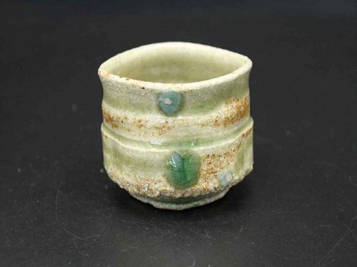 Ash glaze Guinomi sake cup by expert in "Mino" Junri Hamada
