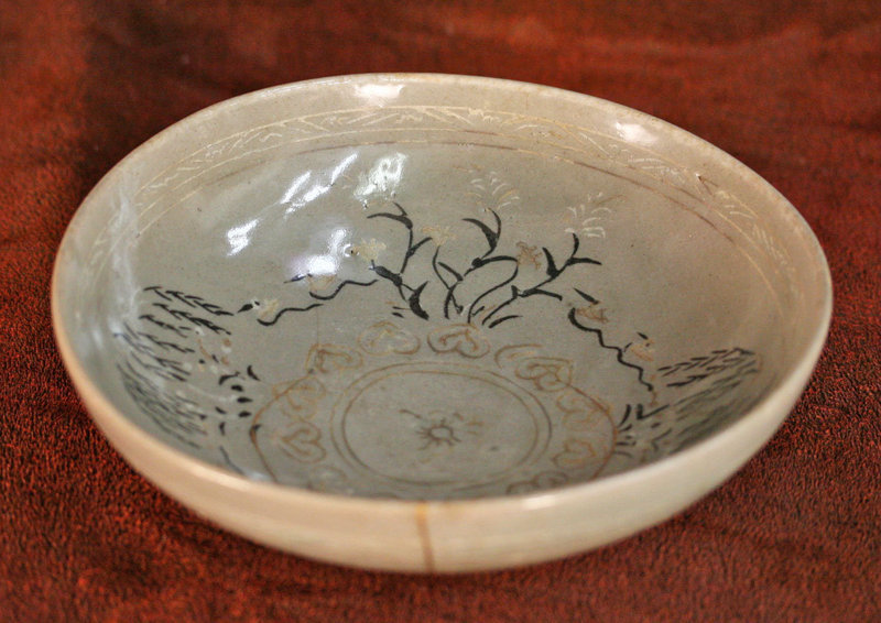 Very Rare Celadon Bowl with Elaborate Slip Inlay and Gold