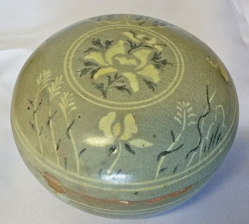 Very Fine and Rare Korean Goryeo Dynasty Inlaid Celadon Cosmetic Box