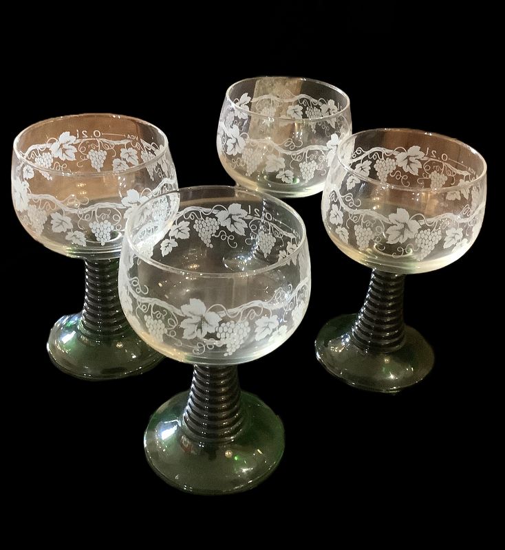 FOUR VINTAGE WINE GLASSES — Marvalene