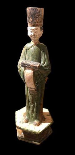 CHINESE MING DYNASTY PORCELAIN FIGURE OF AN ATTENDANT