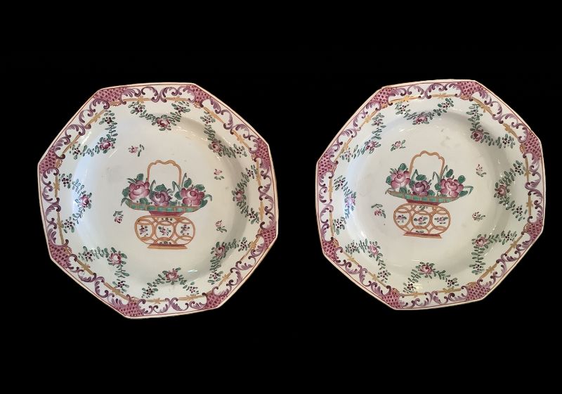 CHINESE QING DYNASTY EXPORT PAIR OF OCTAGON SHAPED PLATES CIRCA 1820s