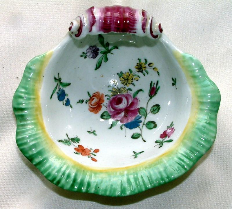 An Early Worcester Porcelain Shell Sweetmeat Dish c1756-1758