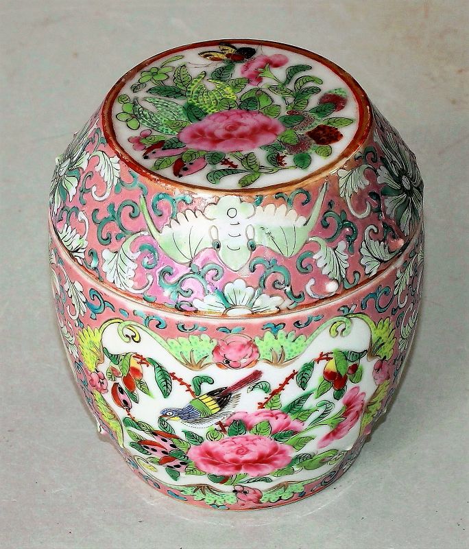 Chinese Export Famille Rose Porcelain covered Patch Box, 19C.