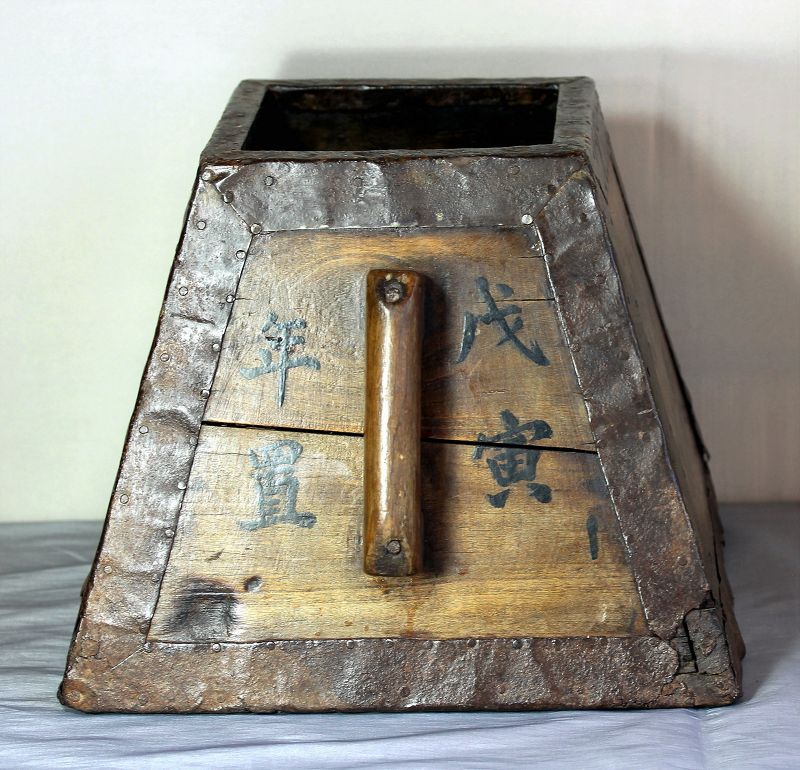 Chinese Wooden grain measuring bucket