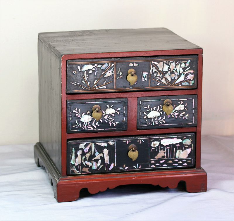 Korean Mother of Pearl inlaid Lacquer Jewelry Chest, Joseon Dynasty