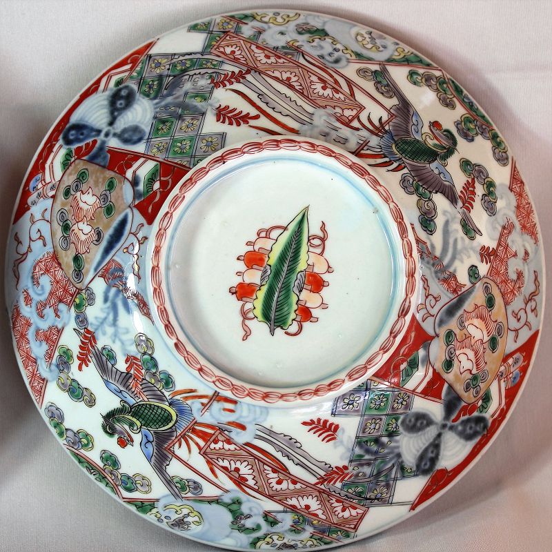Japanese Imari Porcelain covered Serving Bowl, Meiji period