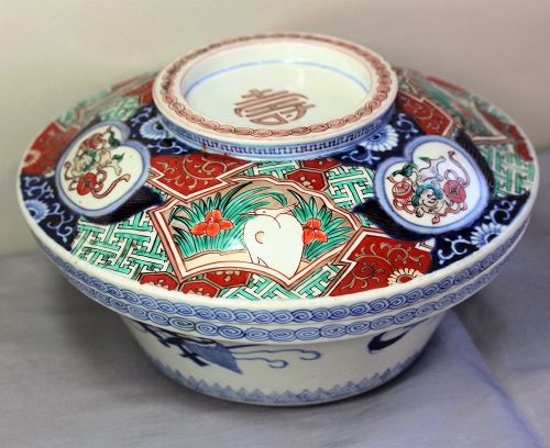 Japanese Imari Porcelain covered Serving Bowl, Meiji Period