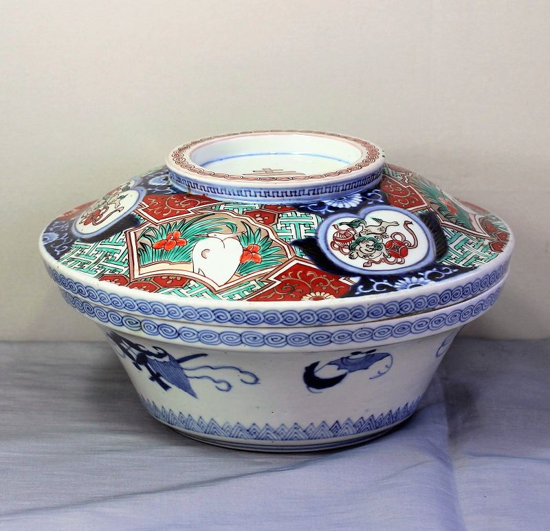 Japanese Imari Porcelain covered Serving Bowl, Meiji Period