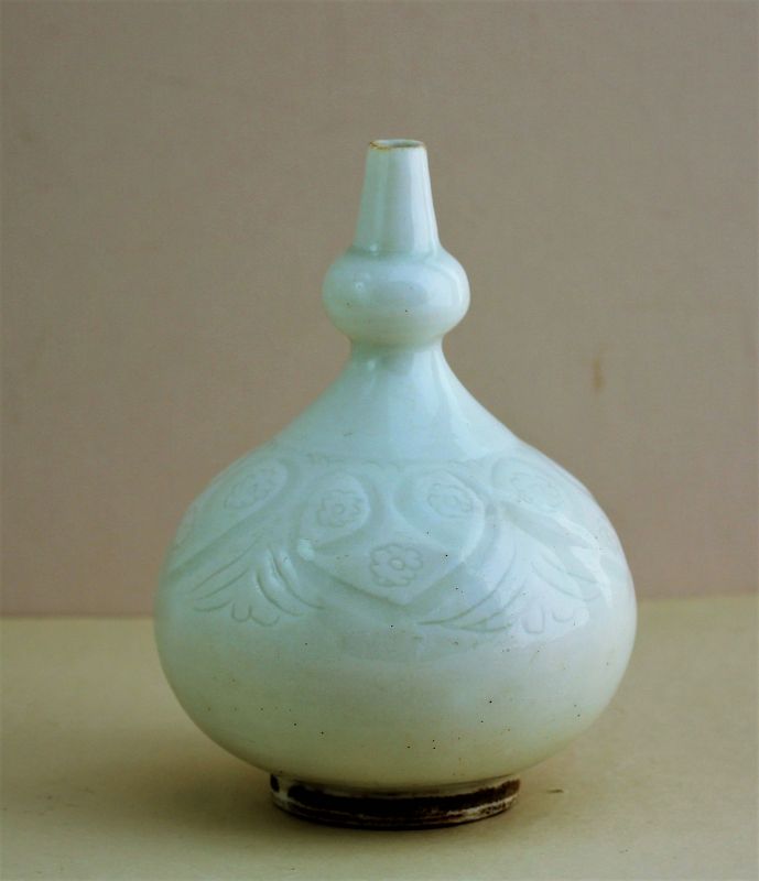 Chinese White glazed Double gourd Vase, Incised Ruyi design