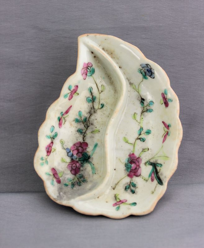 Chinese Famille Rose Porcelain scalloped edge Leaf shape Dish