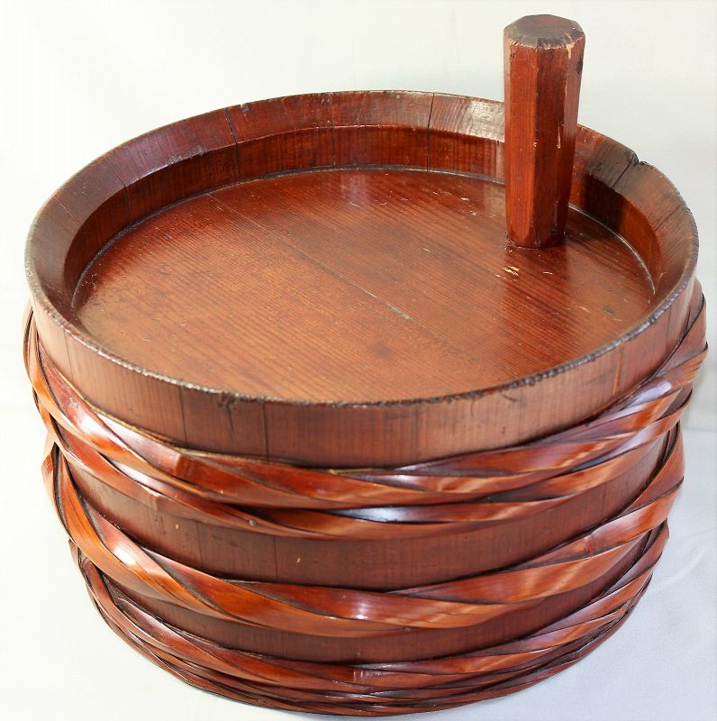 Japanese Chestnut color Wood Sake Barrel with stopper