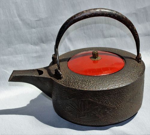 Japanese Cast Iron Sake Pot, Red Lacquer top