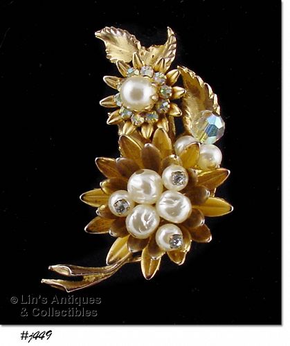 VINTAGE FAUX PEARL FLOWER SHAPED BROOCH