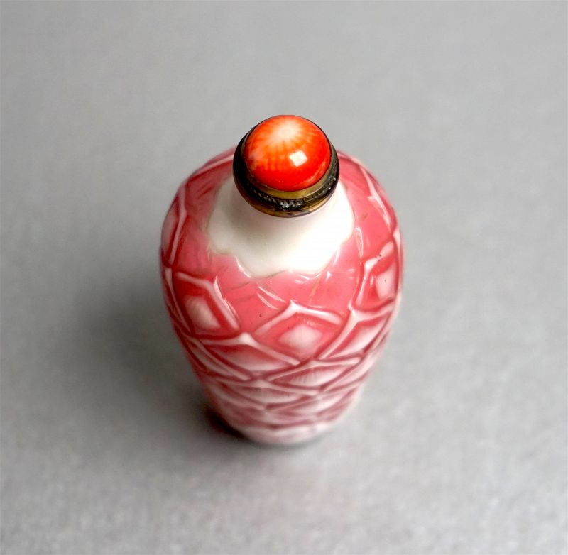 Sandwich Pink Glass Snuff Bottle with Lotus Petals, Late Qing
