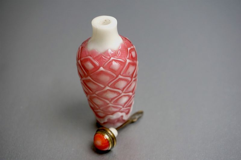 Sandwich Pink Glass Snuff Bottle with Lotus Petals, Late Qing