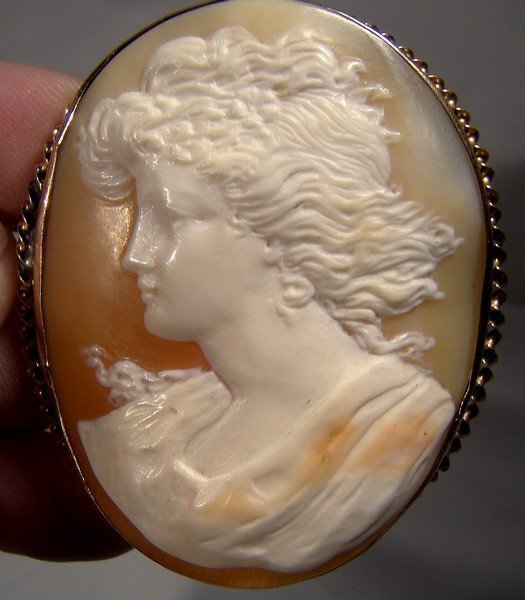 19thC 12K Gold LADY PORTRAIT CAMEO Brooch