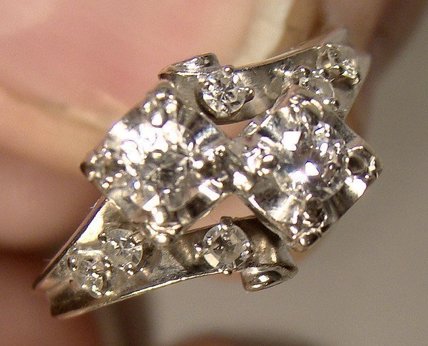 Stylish 14K WHITE GOLD CROSSOVER DIAMONDS RING