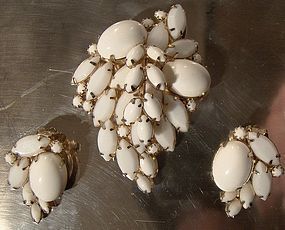 Delizza & Elster WHITE LAYERED PIN & EARRINGS 1960