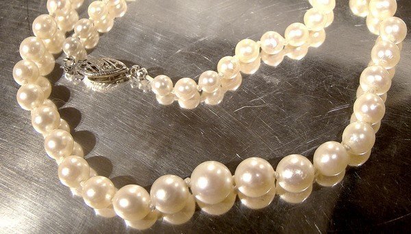 Lovely GRADUATED PEARL STRAND NECKLACE with 14K CLASP