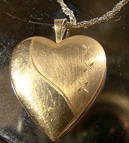 10K WHITE & YELLOW GOLD HEART PHOTO LOCKET & CHAIN