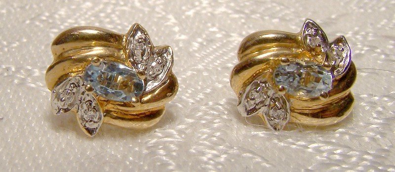 10K Blue Topaz and Diamonds Earrings 1970s 10 K White Yellow Gold