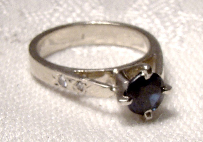 14K White Gold Blue Sapphire and Diamonds Ring 1960s 14 K Size 3-1/4