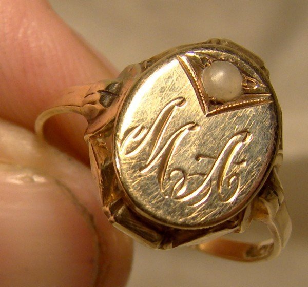 Early Art Deco 10K Yellow Gold Signet Ring with Pearl 1920