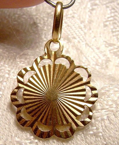 14K Ray Starburst Yellow Gold Charm Pendant 1960s