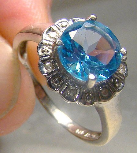 14K White Gold Blue Topaz and Diamonds Ring 1970s-1980s 14 K Round Cut