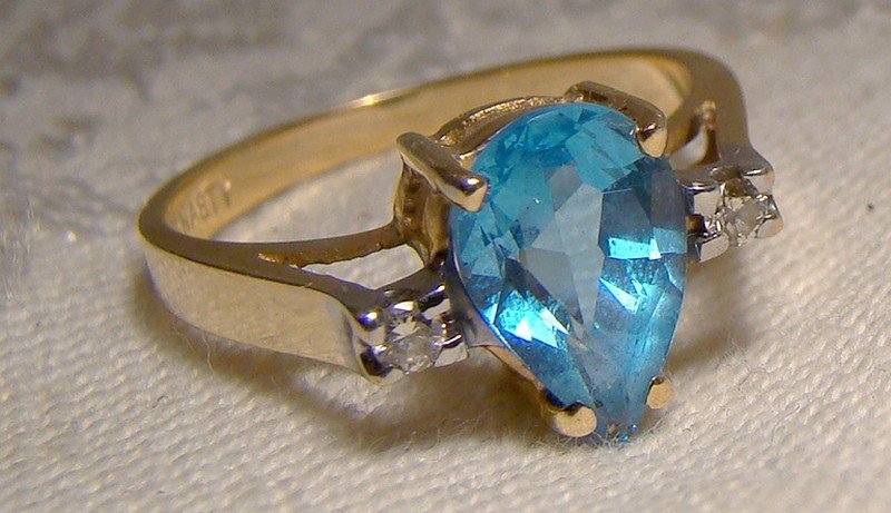 14K Yellow Gold Teardrop Blue Topaz and Diamonds Ring 1970s 14 K