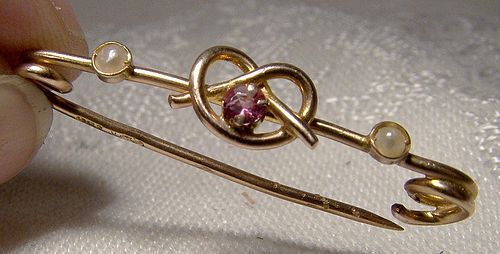 9K Almandine Garnet Sailor's or Love Knot Rose Gold Collar Cravat Pin