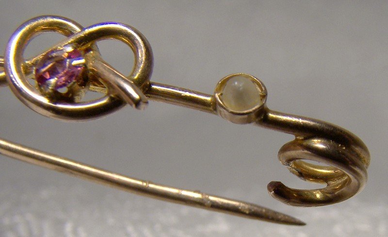 9K Almandine Garnet Sailor's or Love Knot Rose Gold Collar Cravat Pin