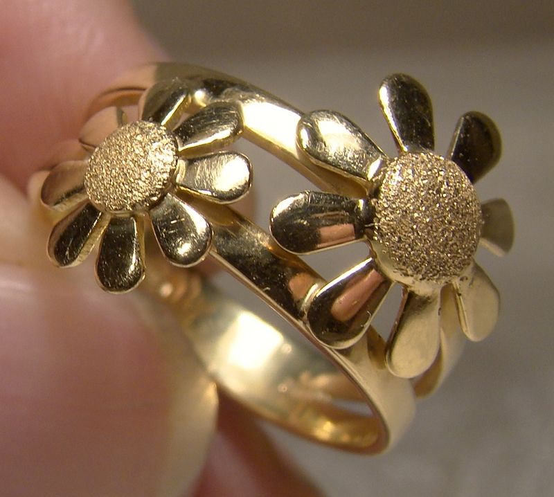 18K Two Daisy Flowers Ring Yellow Gold Size 6 1/2 or 6.5