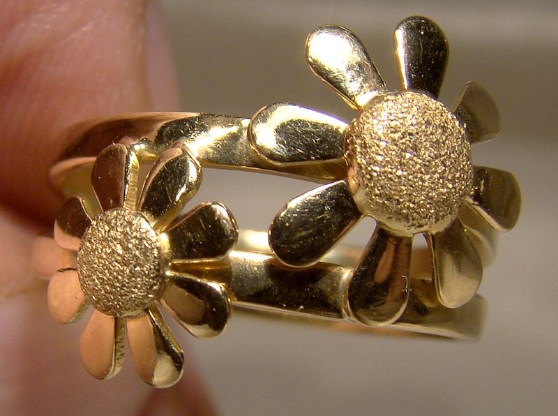 18K Two Daisy Flowers Ring Yellow Gold Size 6 1/2 or 6.5