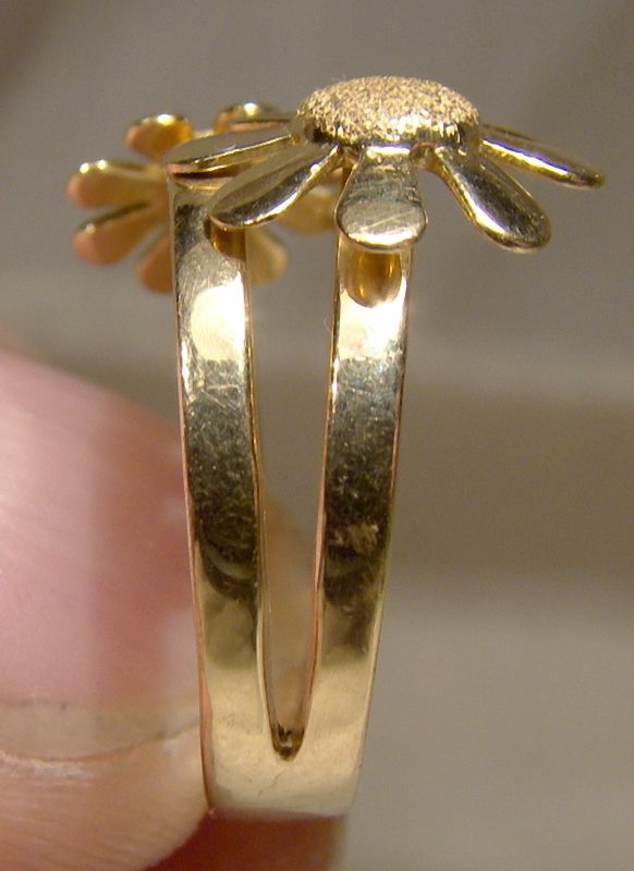 18K Two Daisy Flowers Ring Yellow Gold Size 6 1/2 or 6.5
