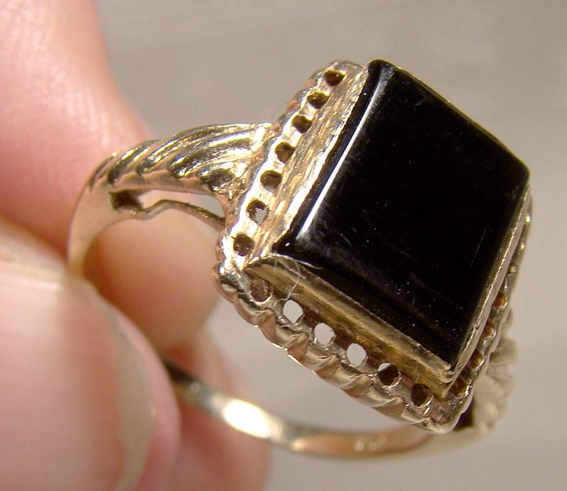 10K Yellow Gold Onyx Ring with a Fancy Setting 1960 - Size 7-1/4