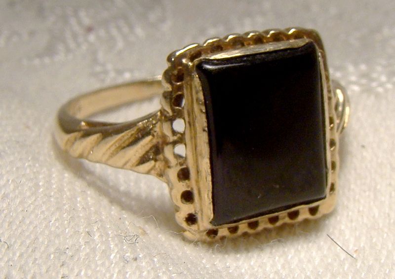 10K Yellow Gold Onyx Ring with a Fancy Setting 1960 - Size 7-1/4
