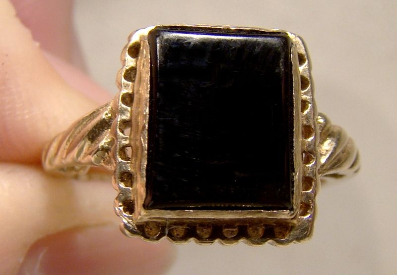 10K Yellow Gold Onyx Ring with a Fancy Setting 1960 - Size 7-1/4